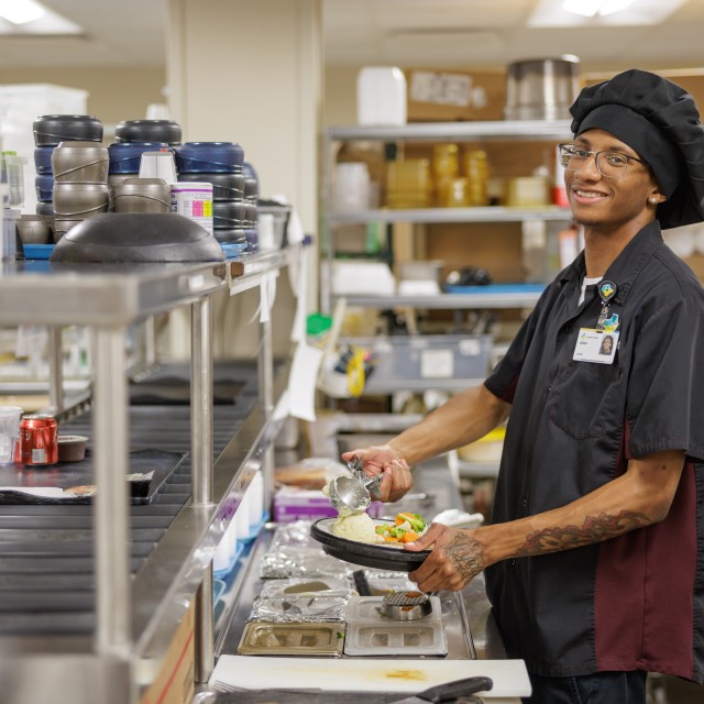 Food service Colleague preparing a plate